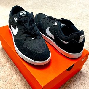 New-Nike SB Alleyoop
Black/white
Men’s 11.5/Women’s 13